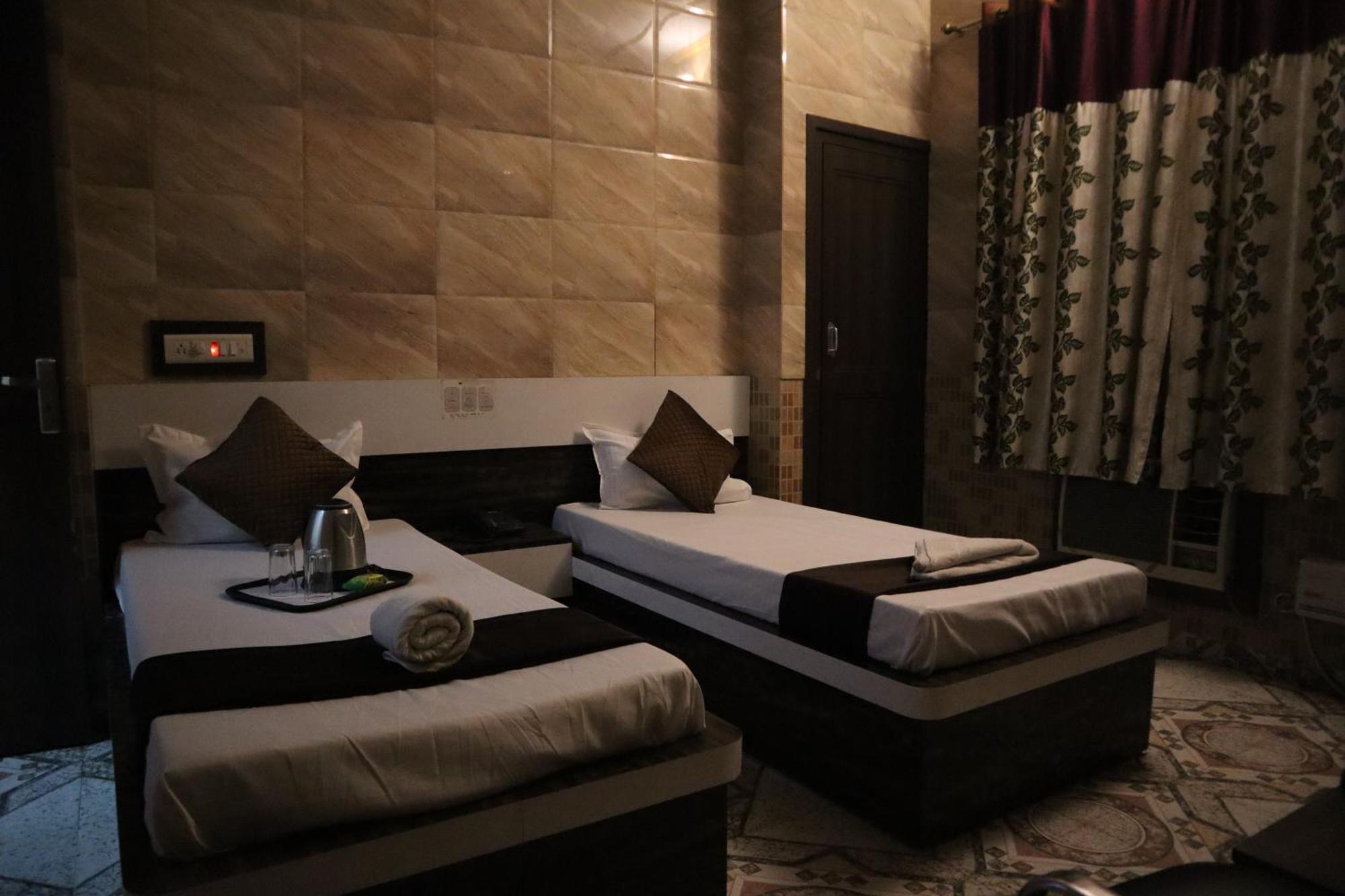 Hotel P R Palace 러크나우 외부 사진