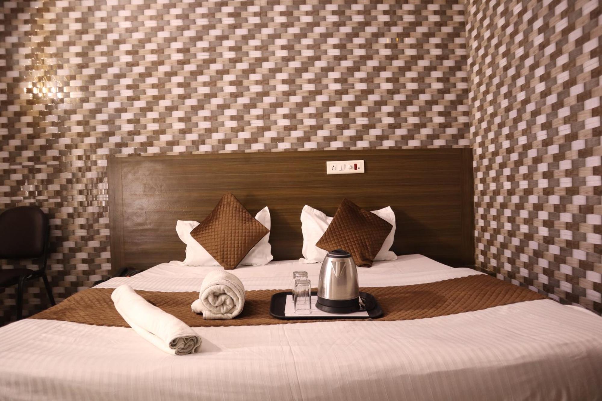 Hotel P R Palace 러크나우 외부 사진